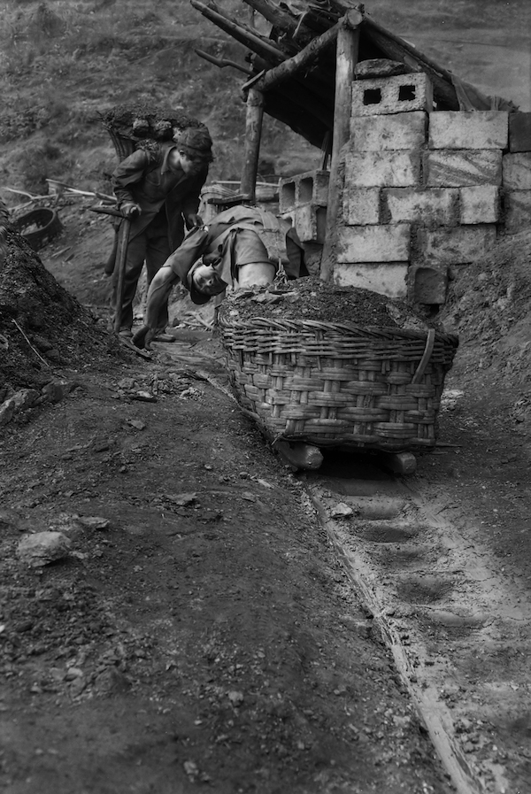 影像中再问沧桑200余幅摄影见证中国三线建设今昔