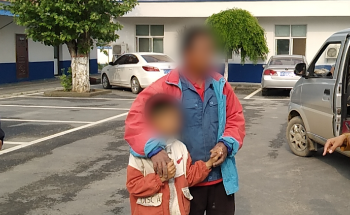 “神獸”剛復學就偷溜出學校,不料迷路了