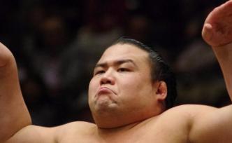 日本28岁相扑选手因新冠去世，发烧4天后才获准检测