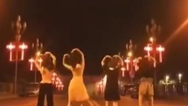 四女子马路中央热舞拍抖音，民警约谈心