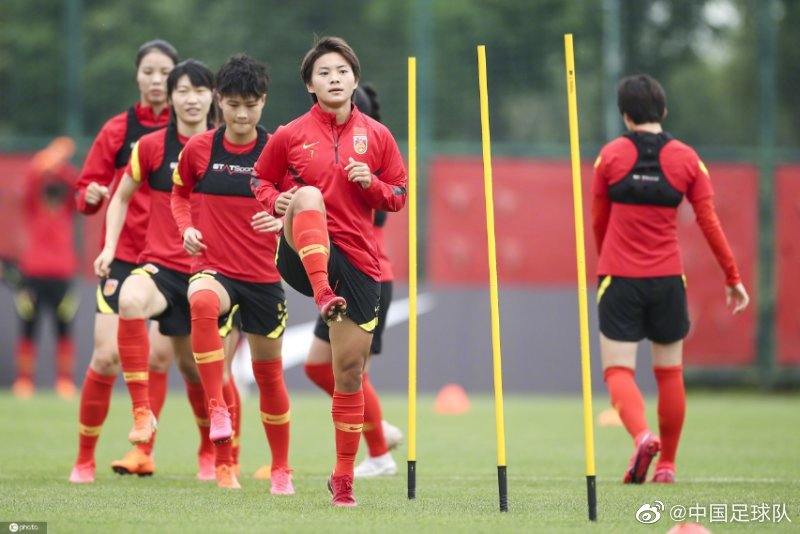 中国女足冒雨集训,队员表态:奥预赛拿下韩国没有问题