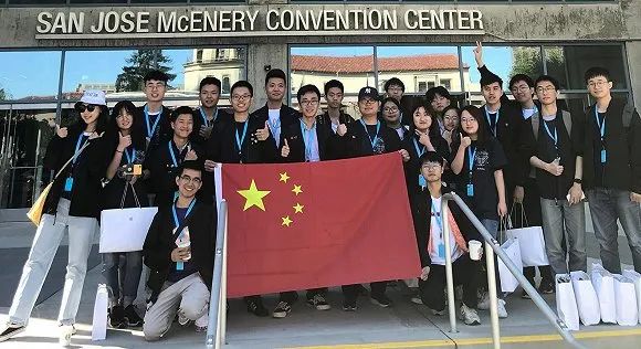 2019年WWDC奖学金的中国获奖者在苹果开发者大会上的合影