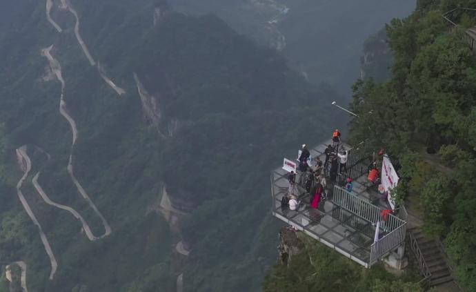 翼装女飞行员天门山飞行失联，仍在搜救