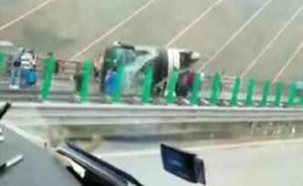 四川雅西高速一辆载35名乘客的大客车侧翻，已致2死24伤