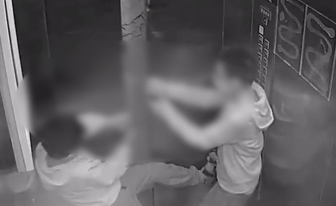 男童电梯内嬉闹，电梯停运门打开是一堵墙