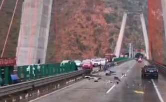 雅西高速石棉段一客车侧翻，已致6死30伤