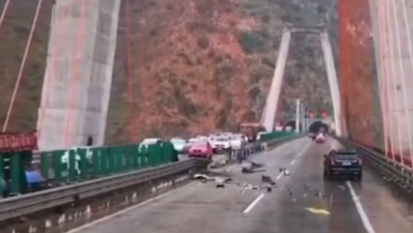 雅西高速石棉段一客车侧翻，致6死30伤