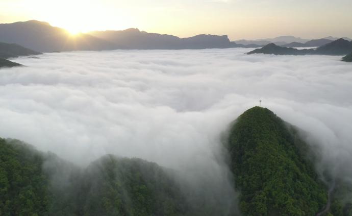 神农架现云瀑景观：白云翻腾，倾泻而下