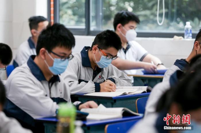 5月6日,武汉市第二中学高三学生戴着口罩上课。 中新网 图