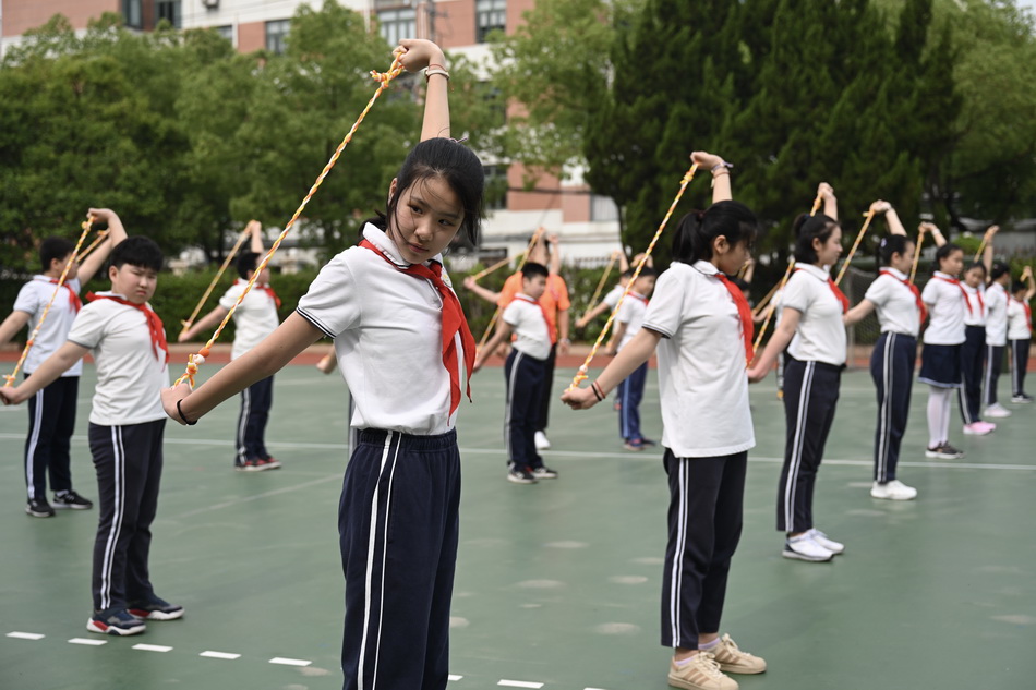 5月18日，上海长宁实验小学，五年级一班的学生在上体育课。