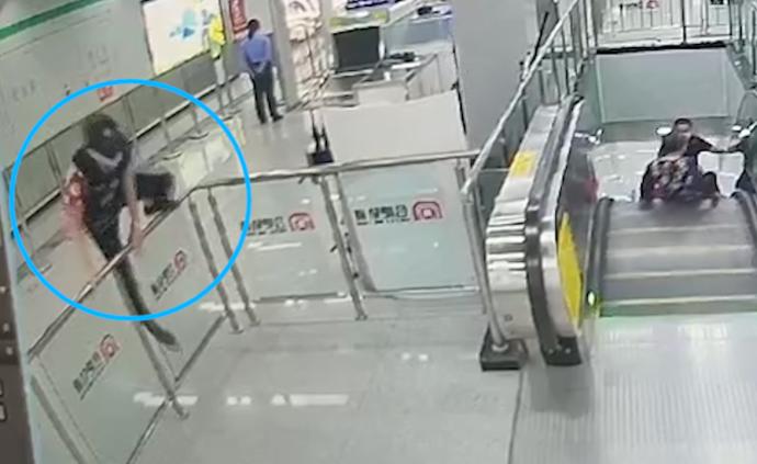 老人乘電梯摔倒,輔警縱身越護欄5秒救人