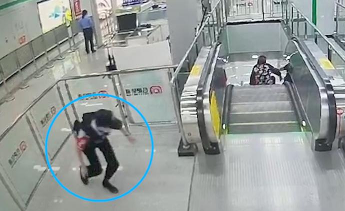 老人乘電梯摔倒,輔警縱身越護欄救人