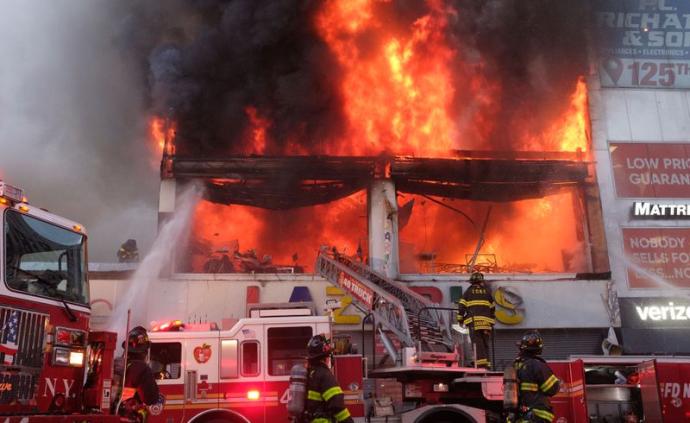 紐約市一商廈起火，濃煙直竄天際交通受阻