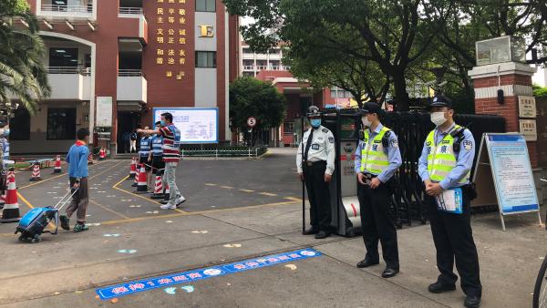上海浦东警方优化交通设施，力保学生返校