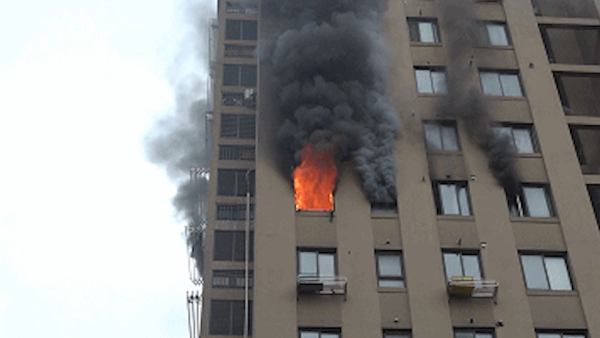 上海一高层起火，6人逃生时被困电梯