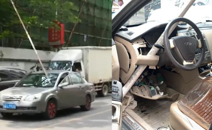 工地鐵管高墜,刺破轎車玻璃直插駕駛位
