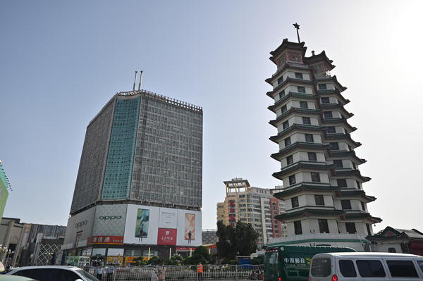 二七纪念塔与郑州友谊大厦仅隔一个二七广场&