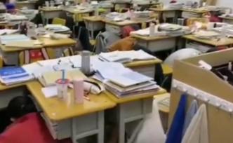 云南巧家5级地震，中学生第一时间躲桌下