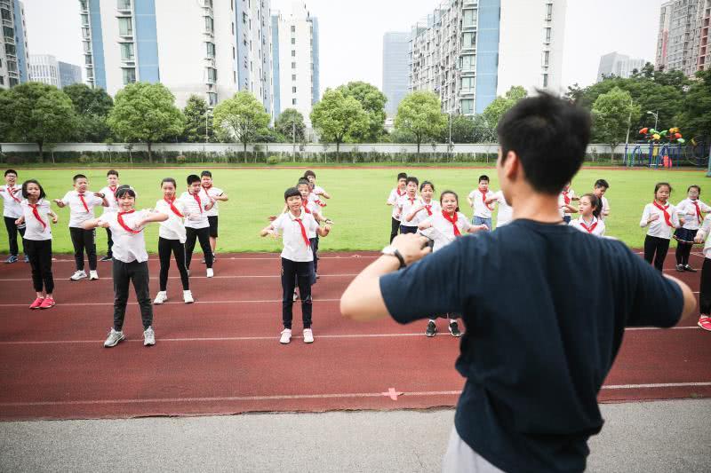 連線幾個學生肚子都變胖了小學體育課今後該怎麼上