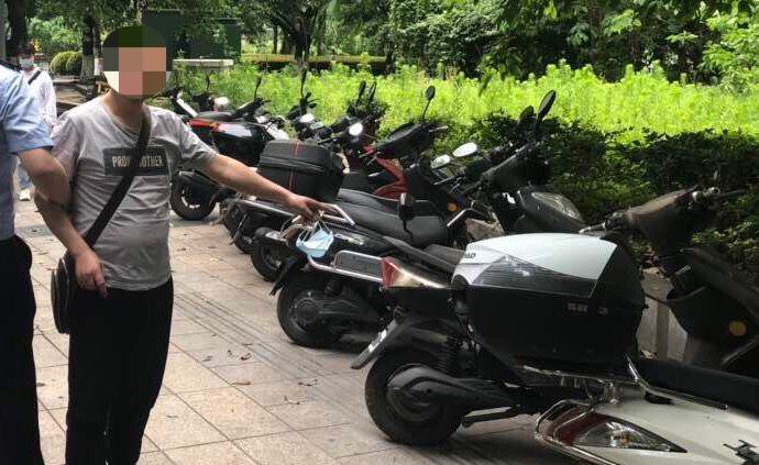 提岳母送的雞回家,順走路邊未拔鑰匙摩托