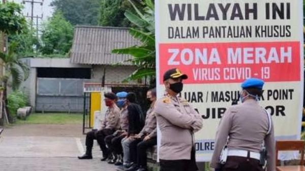 印尼村民开棺为新冠逝者沐浴，致15人感染