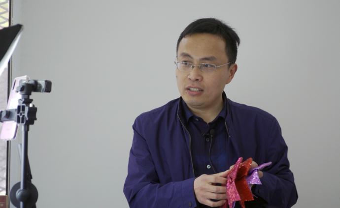 為飾品找銷路，男鎮(zhèn)長(zhǎng)趕鴨子上架做主播