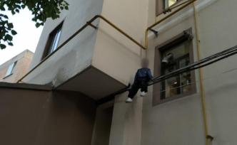 7岁男孩翻窗顺管道往下爬，被困架空电线