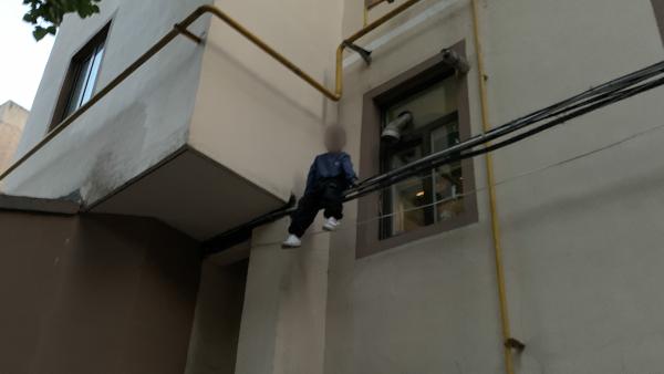 7岁男孩翻窗顺管道往下爬，被困架空电线