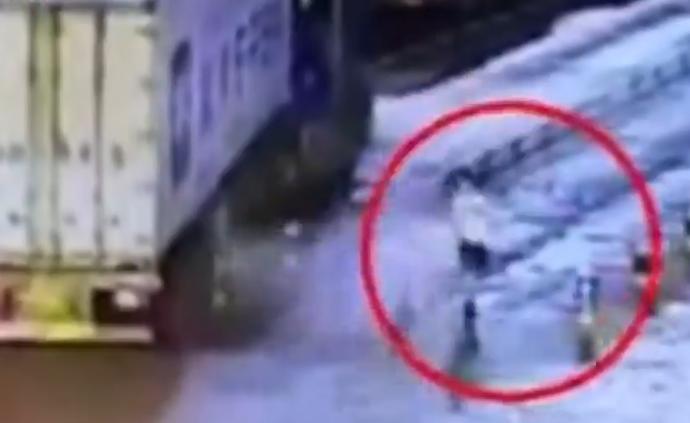 貨車轉彎時爆胎,過路男子瞬間被擊倒