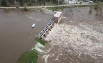 万人洪水中撤离，航拍美密歇根州大坝溃堤