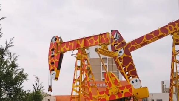 衬托幼儿园气质，工地机械涂鸦长颈鹿造型