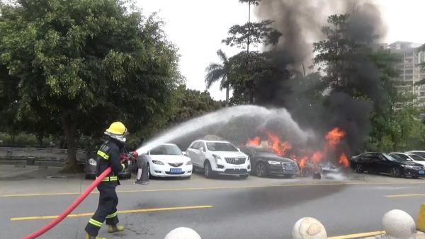 新能源汽车自燃，殃及隔壁奥迪车