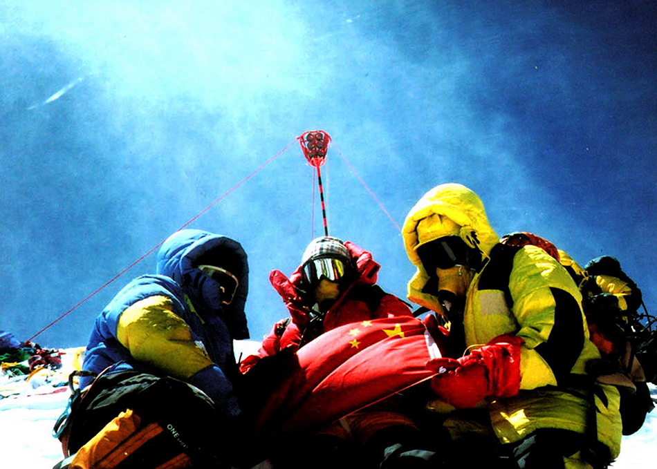 2005年5月22日，登山队员成功登顶珠峰后在峰顶起觇标。2