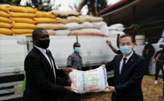 中国大使馆向卢旺达武术协会捐赠抗疫物资，包括大米、口罩等