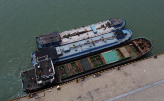 江苏海警查获涉嫌走私成品油800余吨，13人被控制