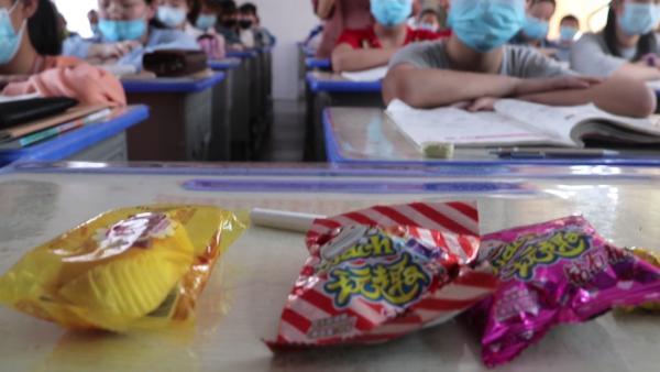 小学老师每天带糖发给学生，坚持25年
