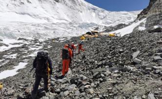 珠峰高程测量登山队向7028米营地进发