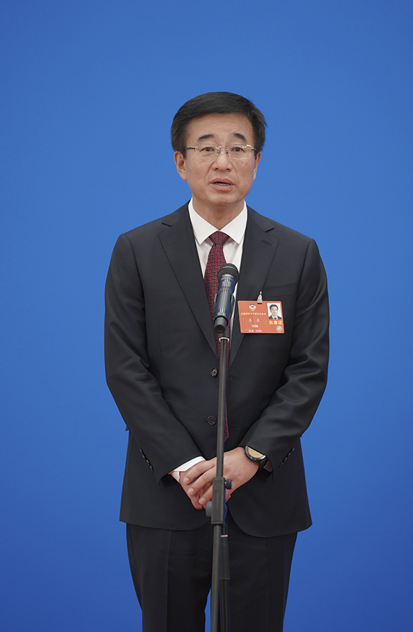 全国政协会议"委员通道":第一个出现的是医生