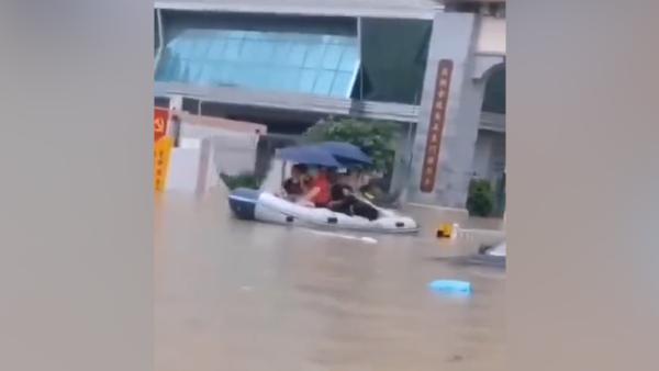 广州暴雨一夜：多处水浸，汽车水中漂