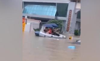 广州暴雨一夜：多处水浸，汽车水中漂