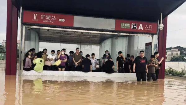 广州地铁13号线停运：雨水倒灌进隧道