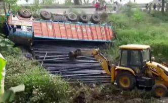 卡车侧翻钢管倾覆，印度一车祸致9死5伤