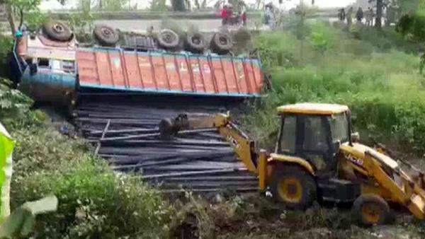 卡车侧翻钢管倾覆，印度一车祸致9死5伤