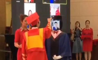 南邮云毕业仪式：机器人载学生平板电脑照完成拨穗