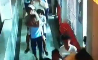 云南巧家地震中的县中学：高三学生主动背起右腿受伤同学撤离