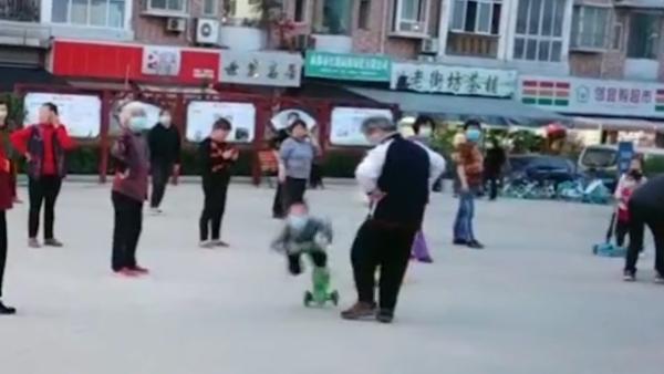 79岁广场舞大妈故意绊倒5岁男童致其面部着地，已致歉