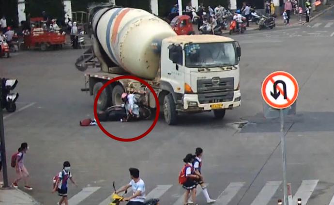 惊险！搅拌车司机右转压到电动车，骑车女子死里逃生