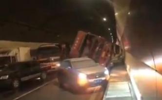 沙县一运煤车隧道侧翻两车被埋，2死4伤