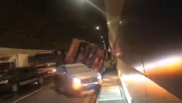 沙县一运煤车隧道侧翻两车被埋，2死4伤