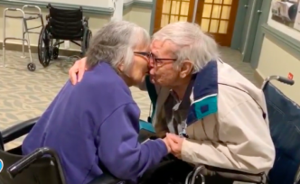 因疫情分开，美国结婚70年夫妇终重逢互诉思念